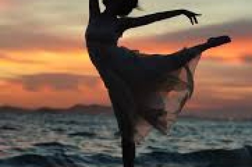 25岁男子猥亵20余名独行女性获刑8个月；“自己在淋雨却为小动物遮风挡雨”外卖小哥大雨中救断腿小狗感动无数网友｜三工晨报